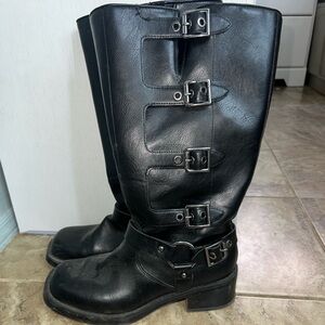 Moto boots with buckle